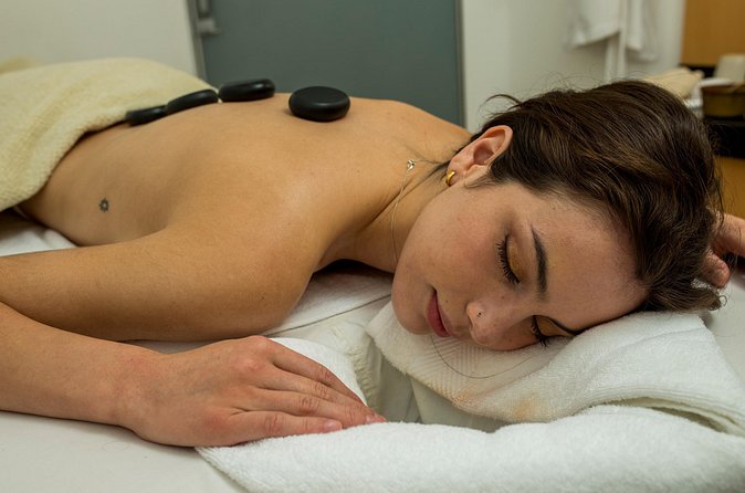 1 Hour Stones and Essential Oils Massage in Cusco - Herbal compresses, oils, and reflexology