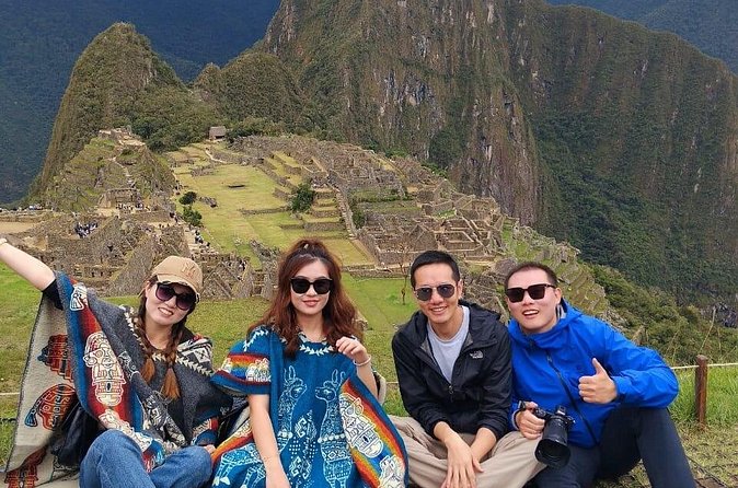 3 Days Tour in Machu Picchu at Sacred Valley and Rainbow Mountain - Guides, communication, and group size