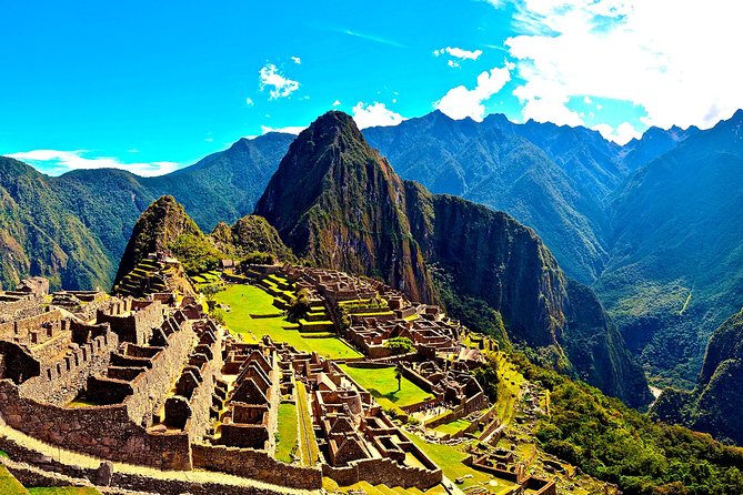 4-Day Cusco and Machu Picchu in private - Day 2: A scenic train ride and an overnight in Aguas Calientes
