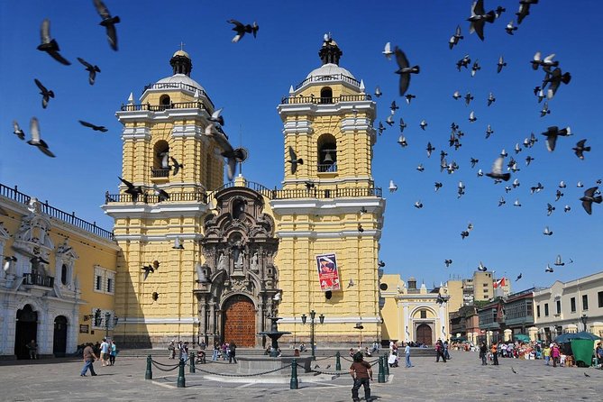 A Journey Through Time: Lima's Historic Center & Catacombs Tour - Casa de la Literatura and the pisco sour lesson