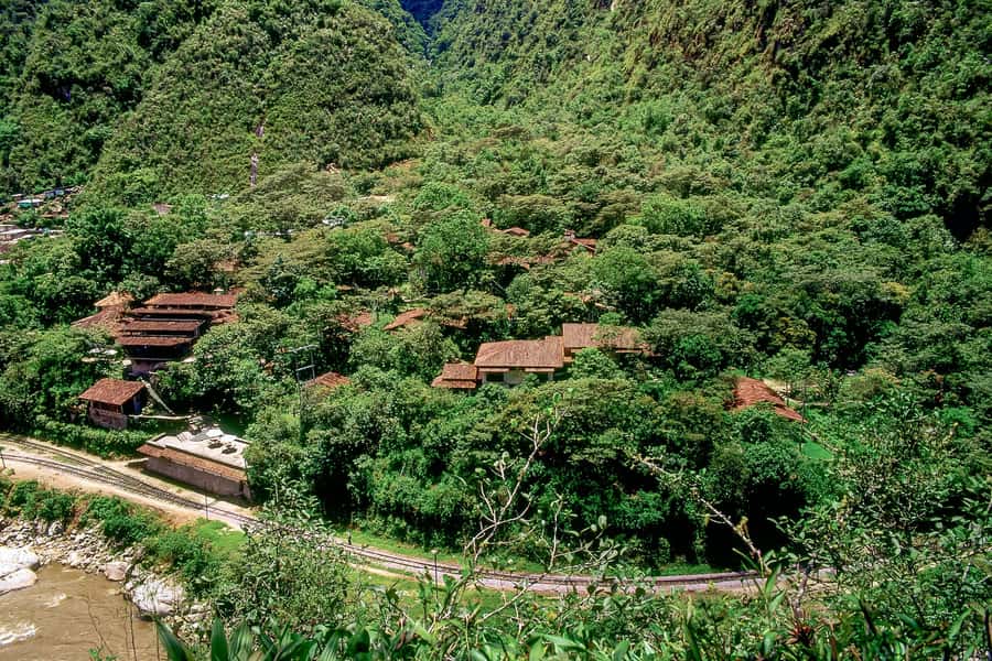 Aguas Calientes: Lunch at Cafe Inkaterra Restaurant - Arriving at the palm-thatched café