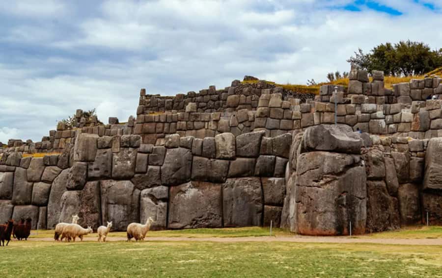 City Tour Cusco Qoricancha Sacsayhuaman y Tambomachay - Qenqo: a smaller site with a ceremonial purpose