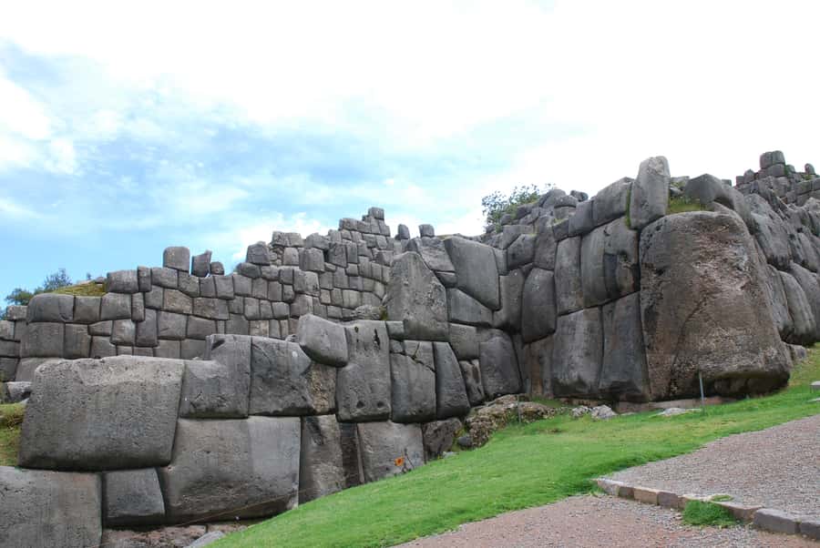City Tour in Cusco: Qurikancha and Sacsayhuaman - Qorikancha: Inca stonework beneath a colonial church