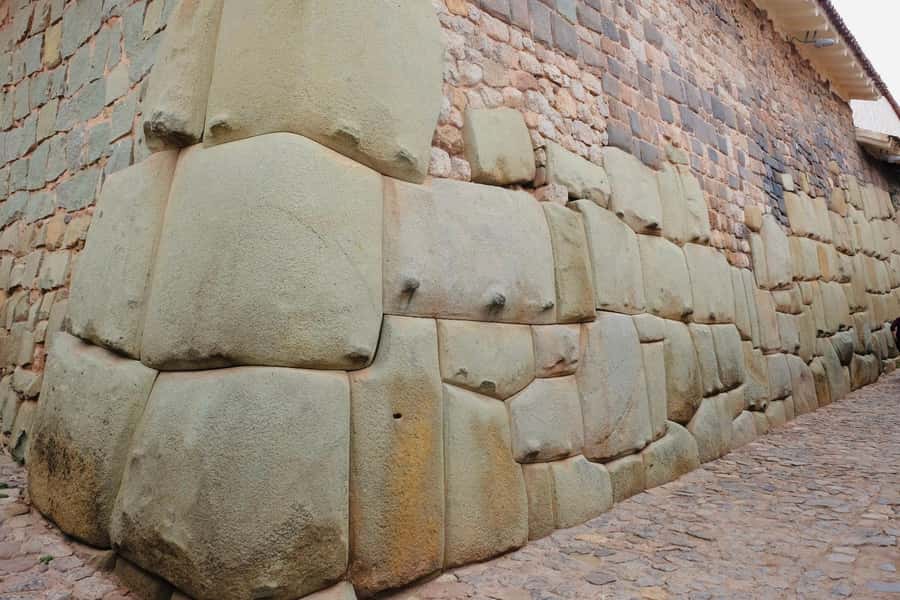 Cusco Highlights Walking Tour: History, Culture, Traditions - Sapantiana aqueduct and 7 Borreguitos Street