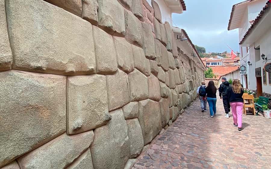 Cusco : Historical walking tour and tourist lookout point and Andean music show - Meet luthier Sabino Huamán and hear Andean instruments