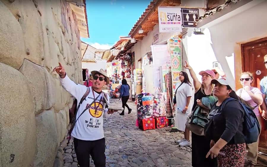 Cusco : Historical walking tour and tourist lookout point and Andean music show - The Twelve Angled Stone and Inca engineering