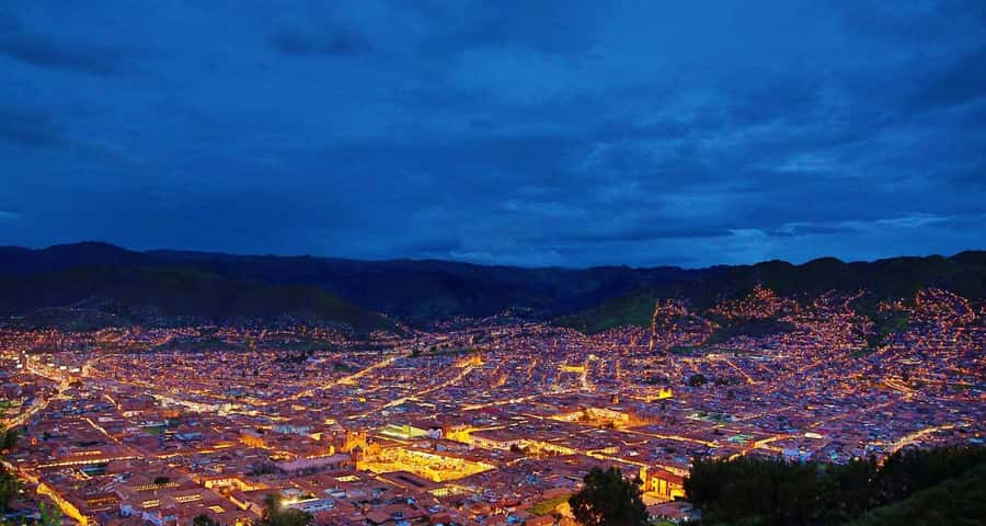 Cusco: Legends and History Night Tour with Pisco Sour - San Cristóbal brings the city closer
