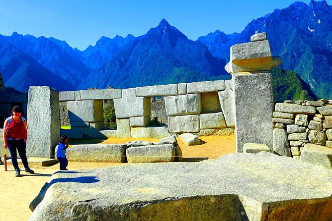 Cusco to Machu Picchu Full-Day Tour : Vistadome & Observatory Train - Aguas Calientes and the 40-minute bus ride