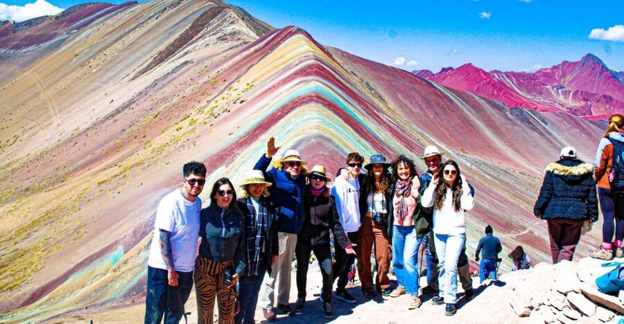 Desde Cusco: Tour Montaña de Arcoiris Vinicunva mas Comida - Llamas, alpacas, vicuñas, and Ausangate views