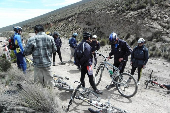 Downhill Tour - Mountain Bike in Arequipa - Getting ready with the instructor