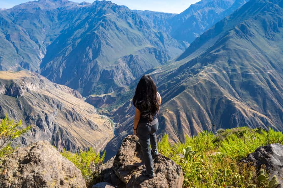 FROM CABANACONDE: VISIT TO THE CRUZ DEL CONDOR VIEWPOINT, DURATION 2 HOURS - Leaving Cabanaconde around 7:00 a.m.