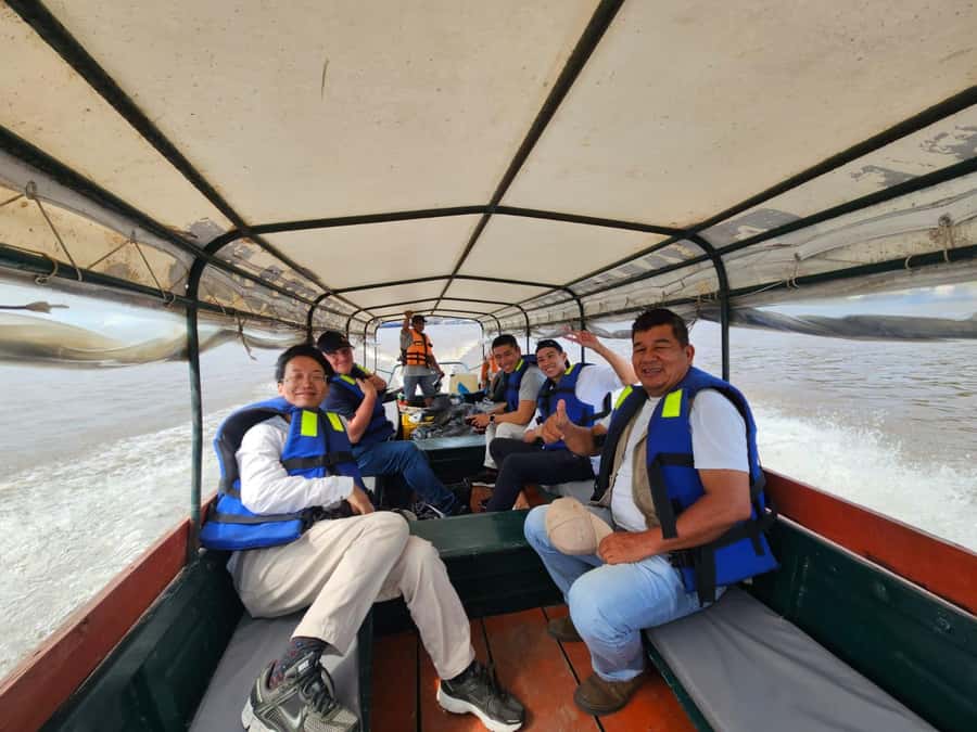 From Iquitos: Full day tour in the Peruvian jungle - Canoeing Across Shanshococha Lagoon
