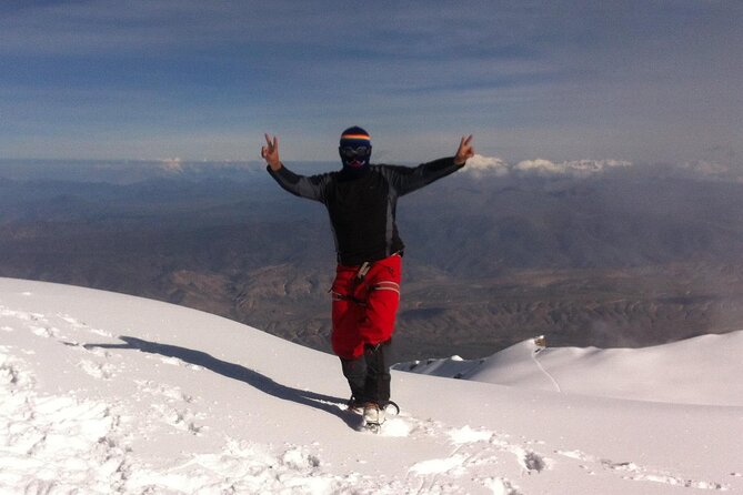 Full day Climbing tour to Chachani Volcano 6075 m (min. 2 people) - The final ridge and Chachani’s summit cross