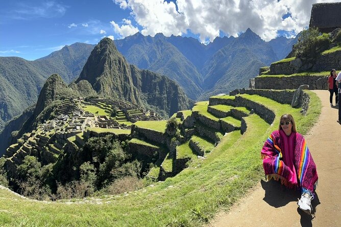Full Day Private Guided Tour in Machu Picchu - Finding your guide in Aguas Calientes