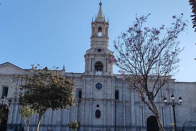Guided tour of the city of Arequipa in private service - The Company of Jesus and the San Ignacio Dome