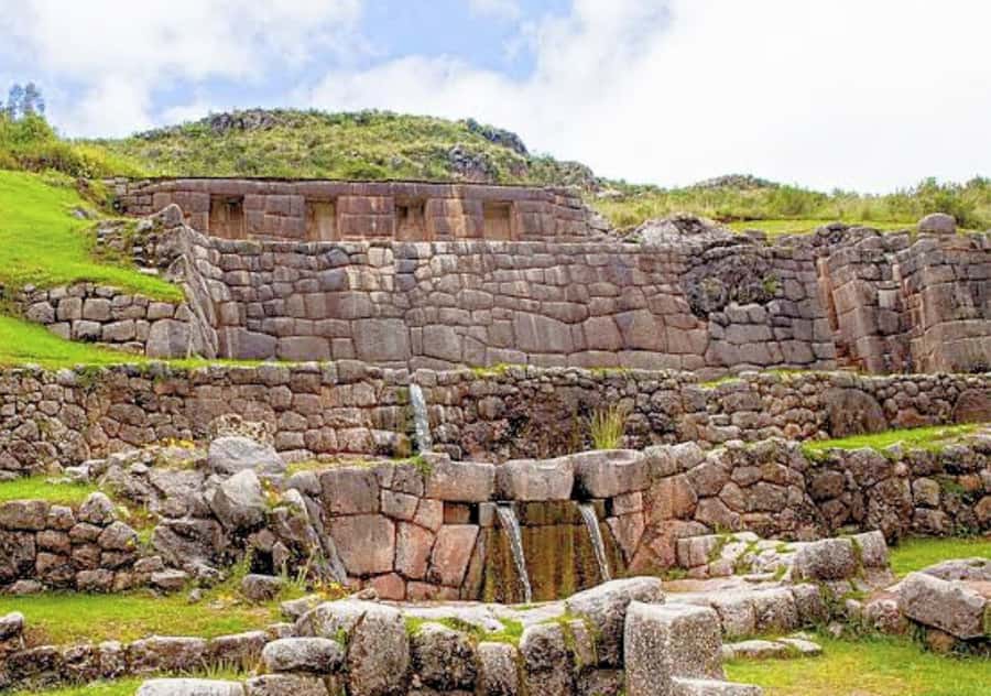In Cusco: Saqsaywaman, Qenqo, Pukapukara, Tambomachay. - Sacsayhuaman and the stones that define the tour