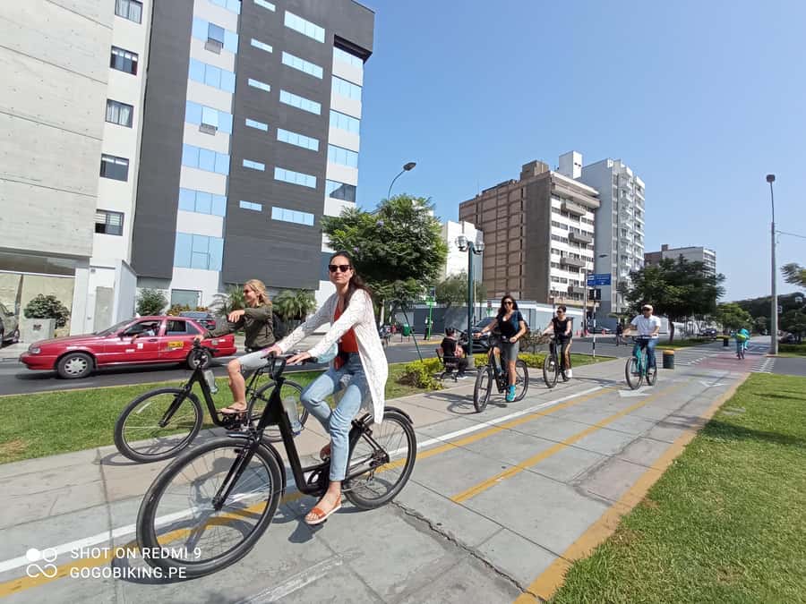 Lima Bike Tour: La Costa Verde & Jesus Statue in Chorrillos - Starting in Miraflores with a quick safety check