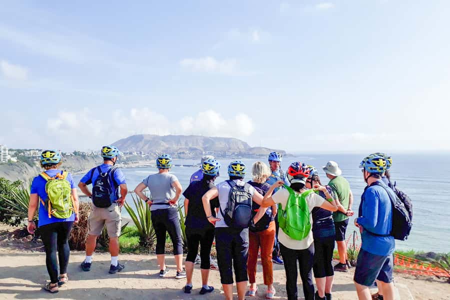 Lima Bike Tour: La Costa Verde & Jesus Statue in Chorrillos - The Pacific cliffs, Park of Love, and Larcomar