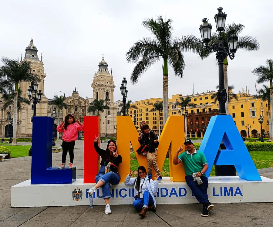 Lima: City Highlights Walking Tour & Catacombs - Plaza Mayor and the buildings around it