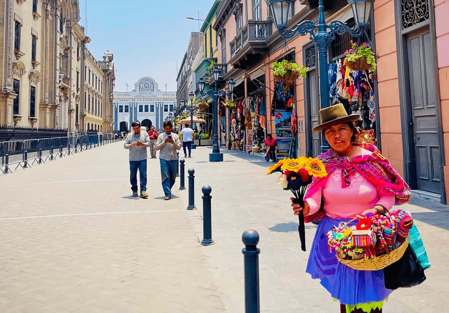Lima: City Highlights Walking Tour & Catacombs - House of Peruvian Literature and Bar Cordano