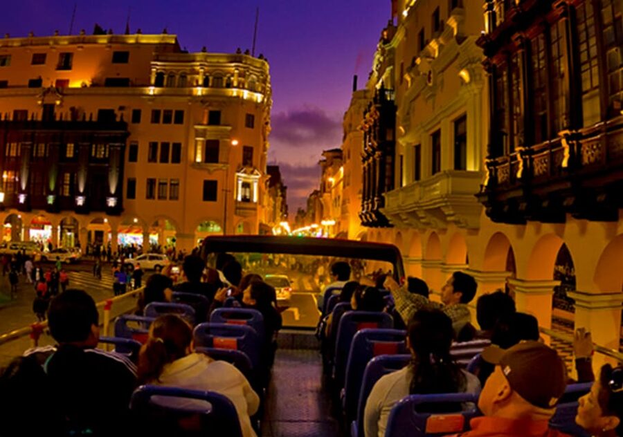 Lima : City tour 360° Panoramic bus - Sightseeing Tour - Entering the colonial city and Plaza San Martín