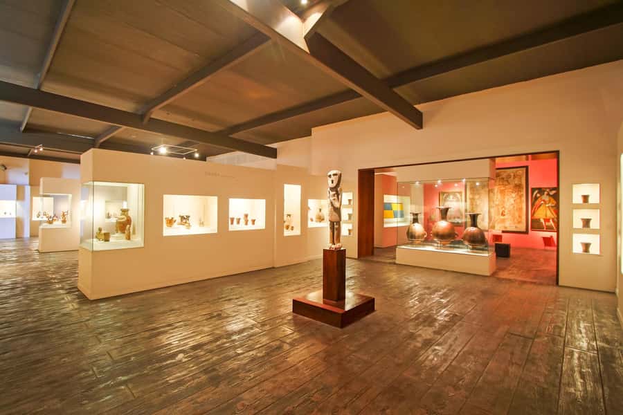 Lima: Half-Day Colonial Lima and Larco Museum Tour - Plaza Mayor Shows Lima at Its Most Formal