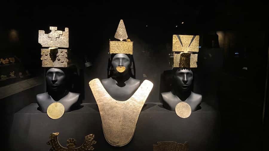 Lima: Huaca Ruins and Larco Museum at Night with Dinner - Transport, timing, and the small-group format