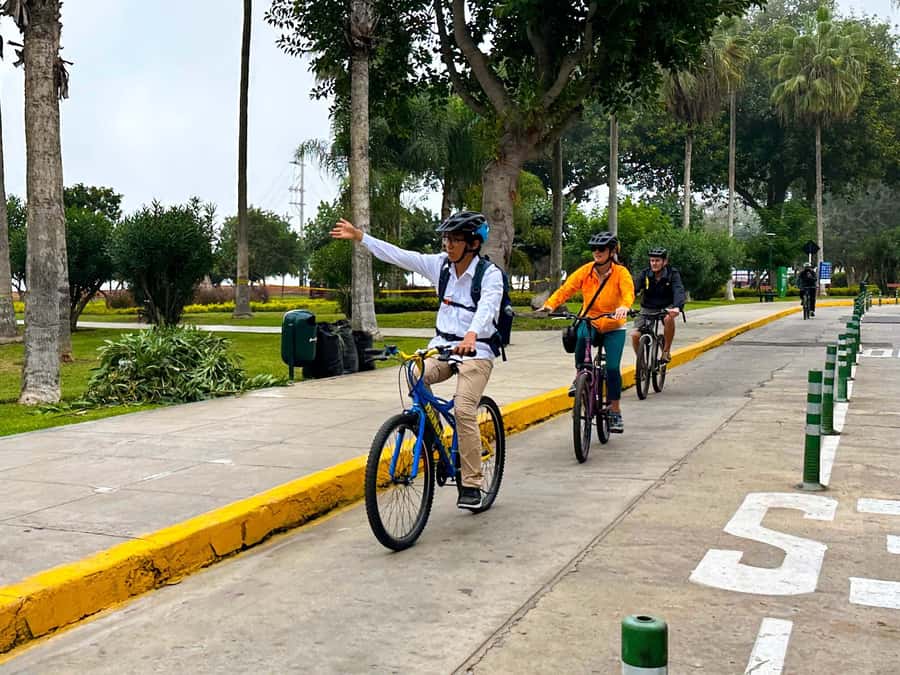 Lima: Miraflores & Barranco Guided Bike Tour - Kennedy Park and Lima’s famous cats