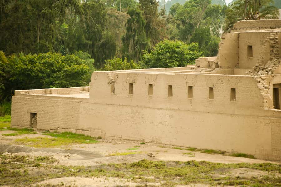 Lima: Pachacamac Ruins & Barranco Half-Day Guided Tour - Walking through the archaeological complex