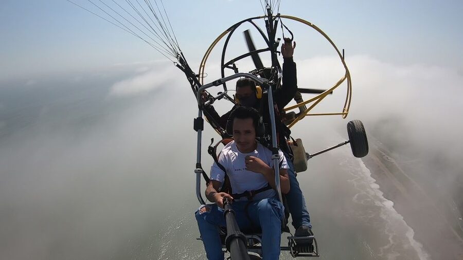 Lima: Paragliding Flight Over Costa Verde Districts - Key points to know before booking