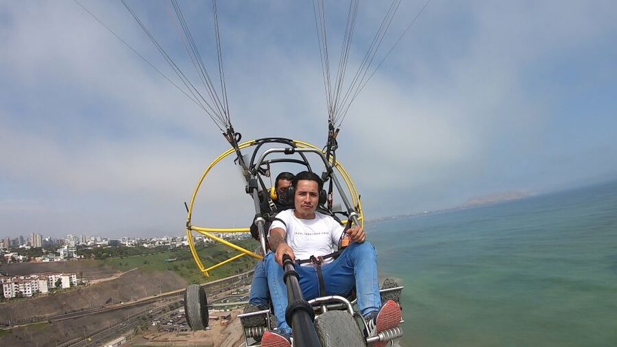 Lima: Paragliding Flight Over Costa Verde Districts - Who should book this flight?