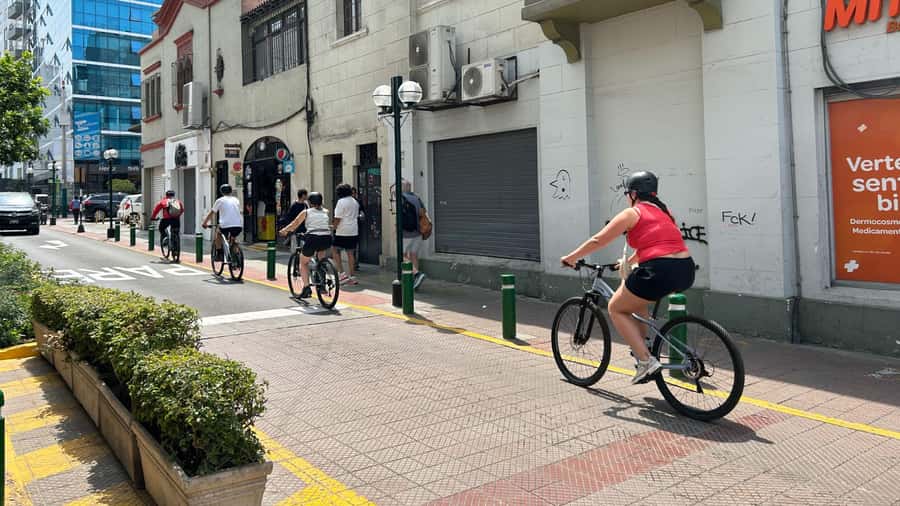 Lima: Sightseeing Bike Tour with Food and Drink Tastings - Riding the Miraflores Malecón