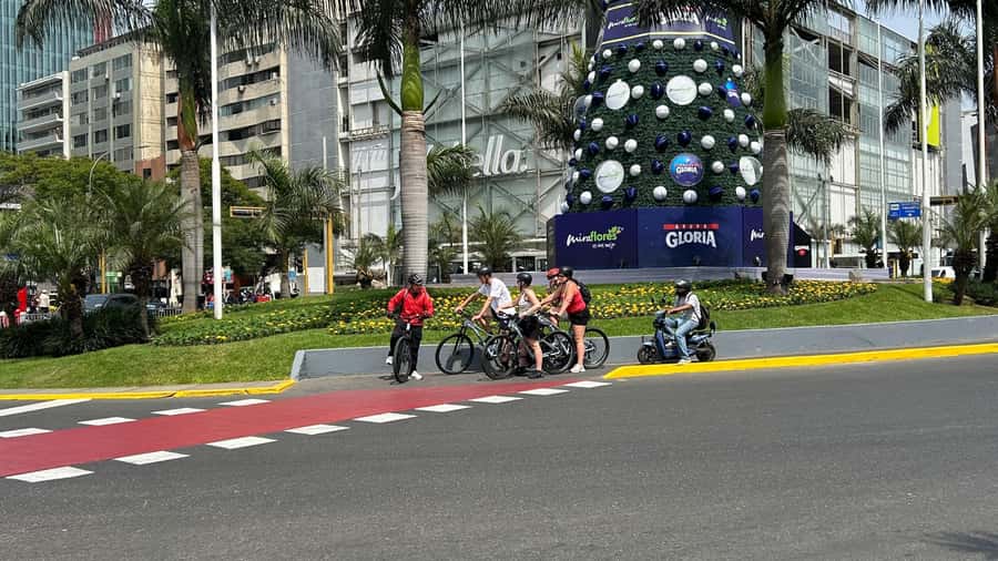 Lima: Sightseeing Bike Tour with Food and Drink Tastings - Barranco, Street Art, and the Juanito Tavern