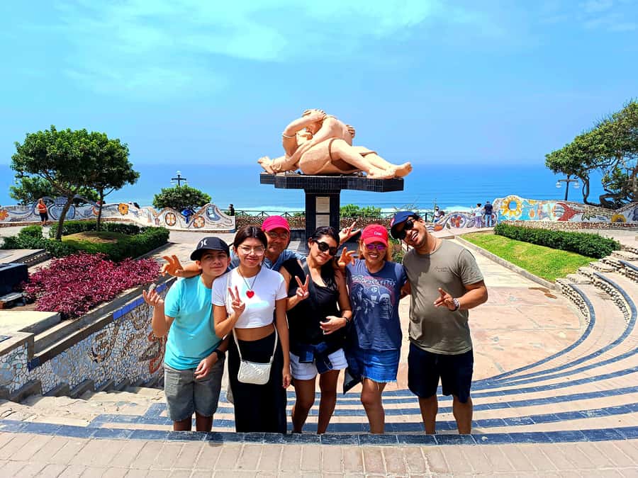 Lima: Tour in Miraflores, San Isidro, Barranco & Chorrillos - Kennedy Park and the Pacific at Parque del Amor