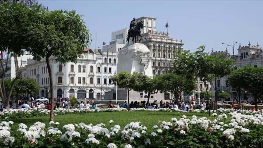LIMA WALKING TOUR CATACOMBS FROM MIRAFLORES, HISTORICAL CENTER, WINES+BUS - The guide can make or break the walk