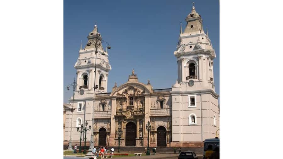 LIMA WALKING TOUR CATACOMBS FROM MIRAFLORES, HISTORICAL CENTER, WINES+BUS - Who should book this four-hour experience