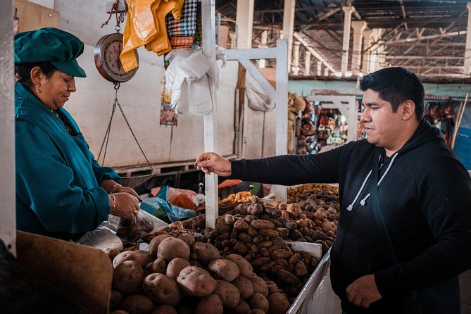 Local Market and Peruvian Cooking Class with Pisco Sour in Cusco - Making a pisco sour before lunch or dinner
