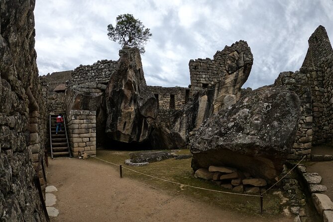 Machu Picchu Full-Day Tour from Cusco with Train, Bus, Tour Guide - Getting from Aguas Calientes to the citadel