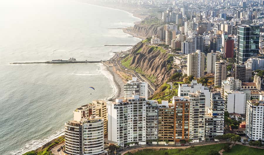 Miraflores & Barranco: Lima’s Modern and Bohemian Tour - Crossing into Barranco’s bohemian streets