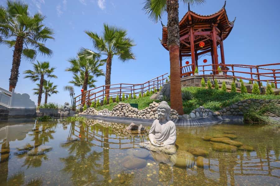 Miraflores: Local Walking Tour & Free eBook - Parque 7 de Junio and the Luis Miro Quesada Garland gallery