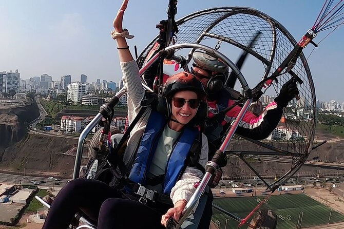 Motorized Paragliding flights on the Costa Verde - Lima - The approach, landing, and included video
