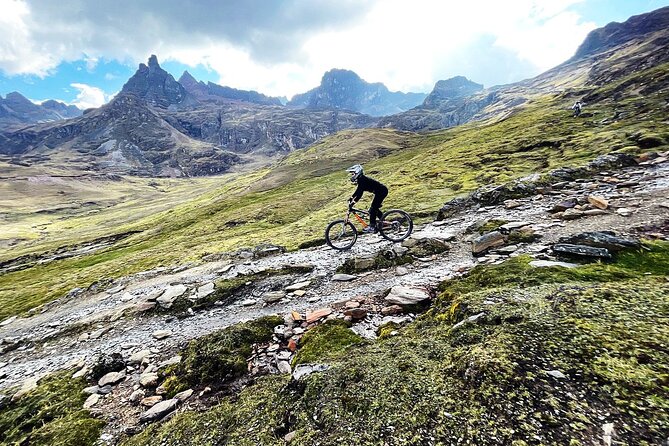 Mountain Biking Enduro - MTB Sacred Valley Lares - The guide’s role on a private enduro day