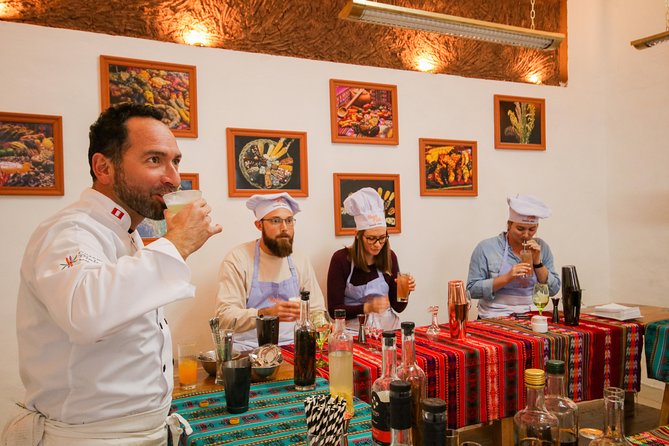 Pisco Bilingual Cocktail Class at Night - Making the Chilcano in the second 15 minutes