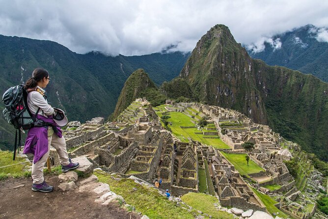 Private Luxury Machu Picchu Tour with Buffet Lunch - The observatory train through the Sacred Valley