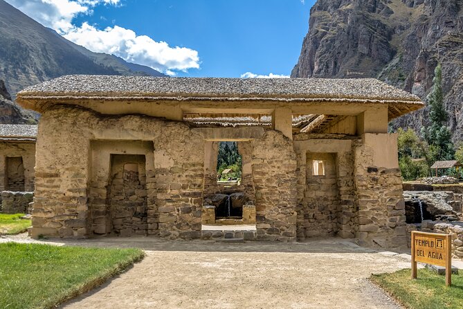Private Tour 2 Days 1 Night Sacred Valley and Machupicchu by Train - Ollantaytambo shows Inca planning at street level