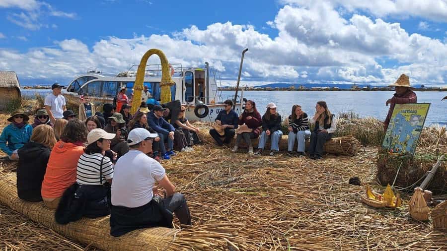 Puno: 3-hour trip to the floating Uros Islands - Leaving Puno for Lake Titicaca