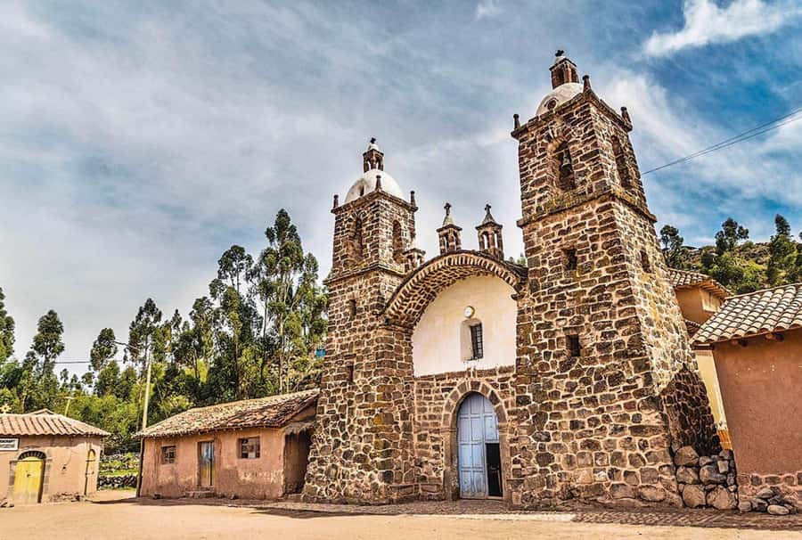 Puno: Route Of The Sun to Cusco with Lunch and Ticket Option - Raqchi and the temple of Wiracocha