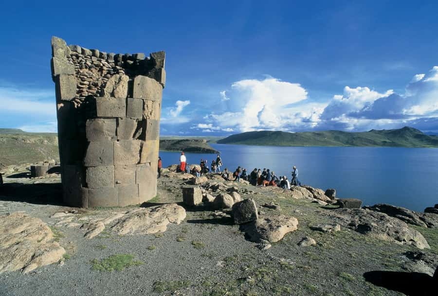 Sillustani: Chullpas de Sillustani Afternoon Half-Day Tour - Walking among the circular funerary towers