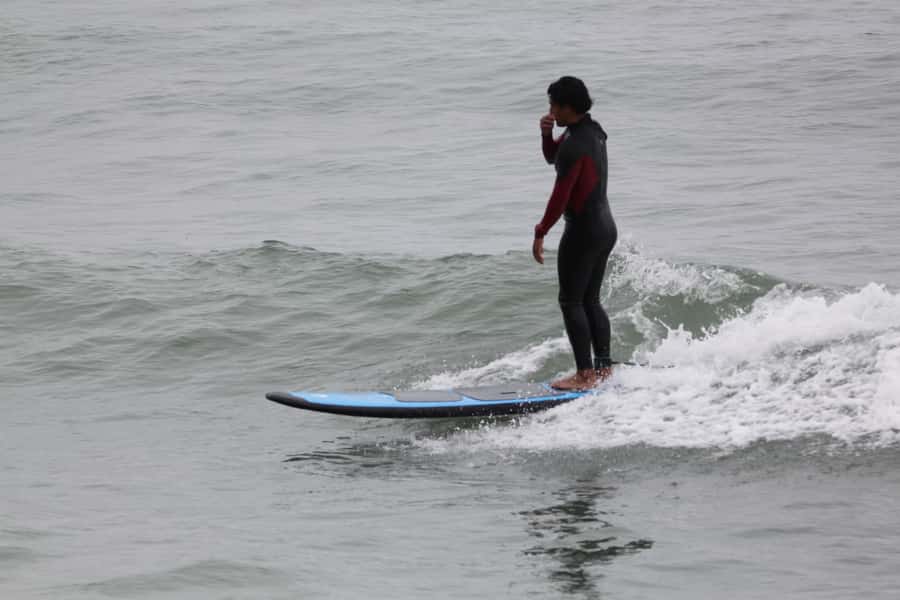 Surfing experience in Lima - Language support for international visitors