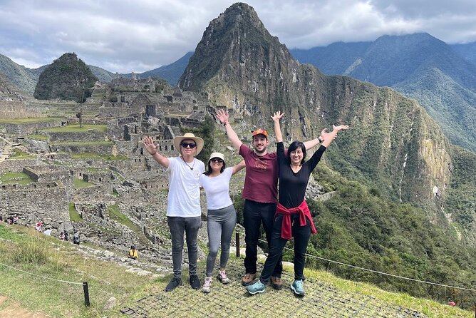 Tour de Día Completo a Machu Picchu - The early road from Cusco to Ollantaytambo